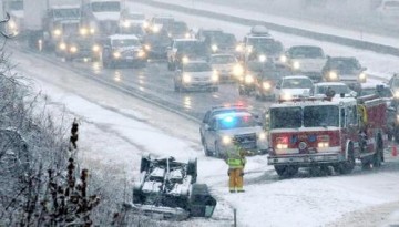  罗马客场遭遇暴雪，航班延误赛前险迟到  